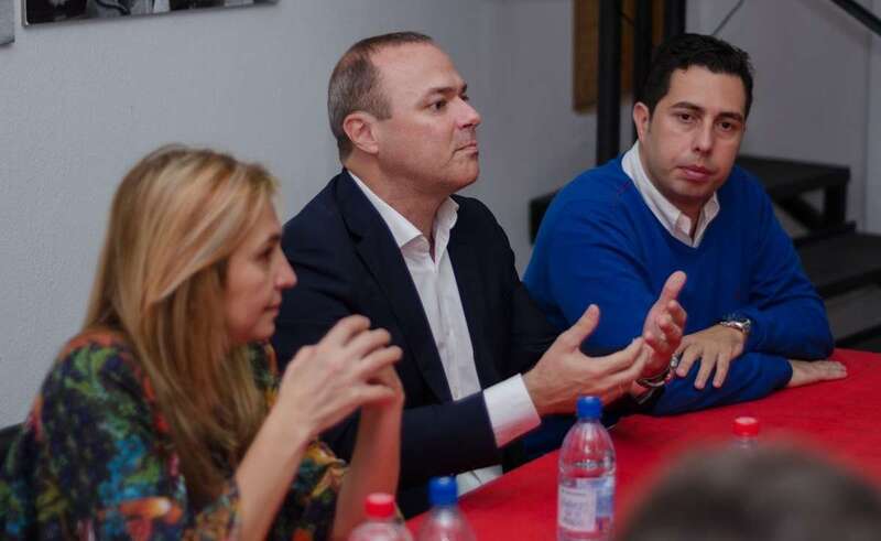 El alcalde capitalino, Augusto Hidalgo, entre los ediles socialistas Alejandro Ramos y Soledad Hernández (Foto TA)